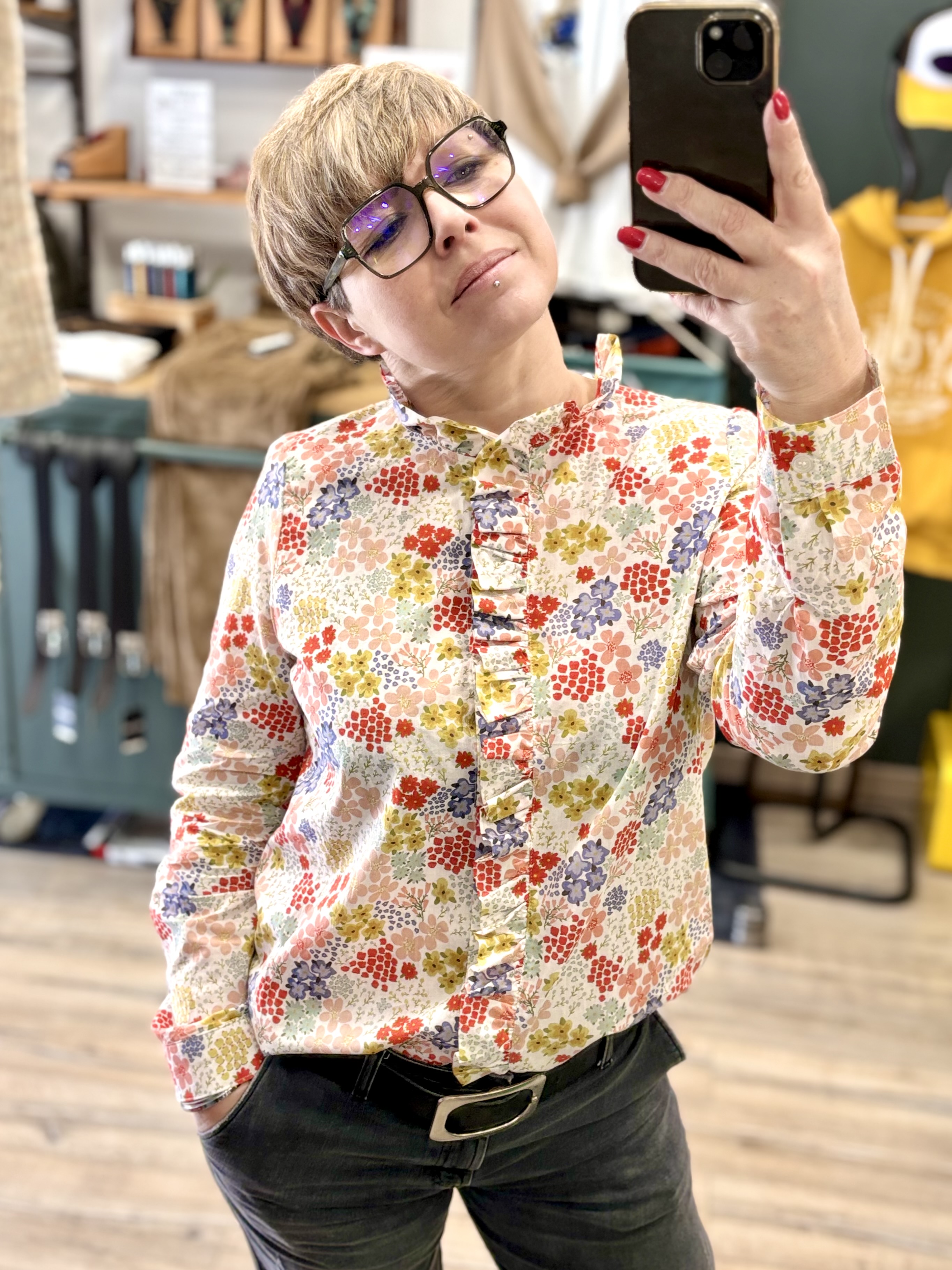 Chemise femme à fleurs : nouveauté mode à découvrir dans votre boutique à La Talaudière 