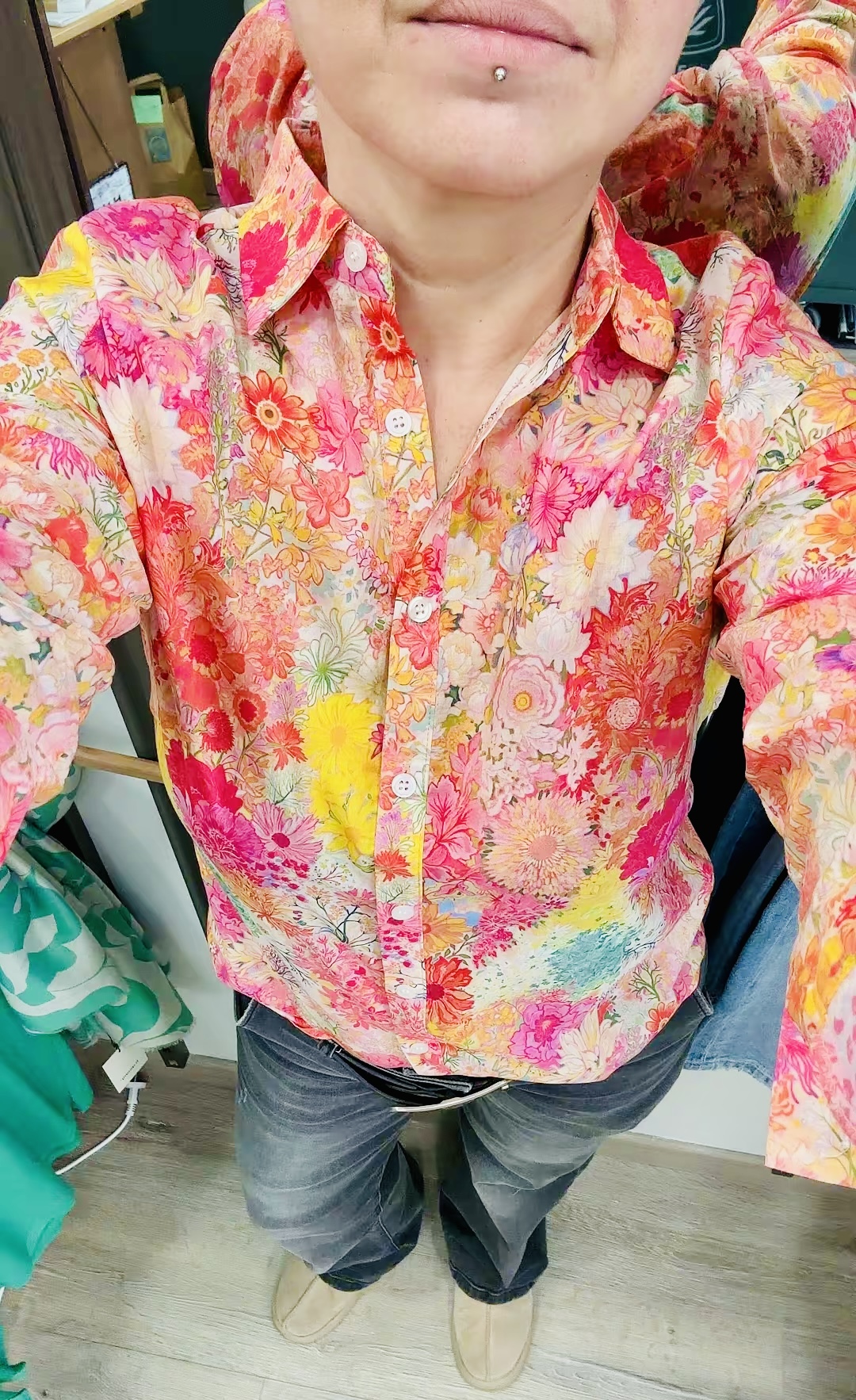 Chemise femme à fleurs : le modèle audacieux qui fait la différence !